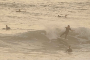 Porto: Kleingruppen-Surfkurs mit Transport