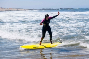 Porto: Surfing w małej grupie z transportem