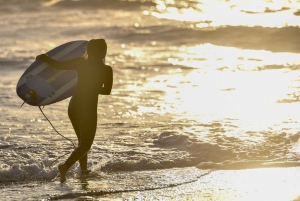 Porto: Surfing w małej grupie z transportem