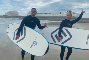 Porto: Surfing w małej grupie z transportem