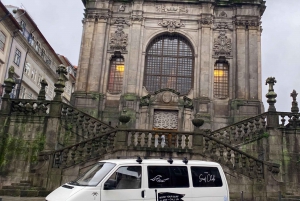 Porto: Surfing w małej grupie z transportem