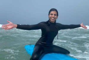 Porto: Surfing w małej grupie z transportem