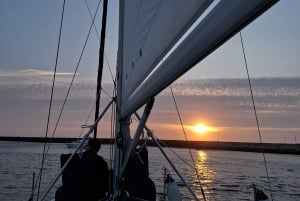 Porto Sunset: Sailboat Tour with Welcome Drink and snacks