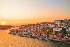 Porto : Visite en Tuk Tuk au coucher du soleil avec un verre de vin de Porto