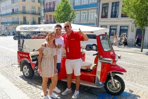 Porto : Visite en Tuk Tuk au coucher du soleil avec un verre de vin de Porto