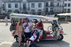 Tour Porto: Tuk Tuk-Abenteuer mit einem klassischen Portwein