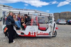 Tour Porto: Tuk Tuk-Abenteuer mit einem klassischen Portwein