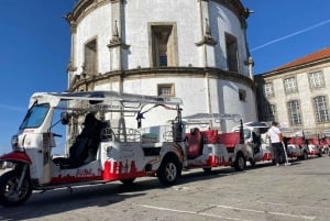 Tour Porto: Tuk Tuk-Abenteuer mit einem klassischen Portwein