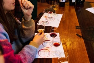 Porto: Excursão a pé para degustação de alimentos e vinhos com a Cave do Vinho do Porto