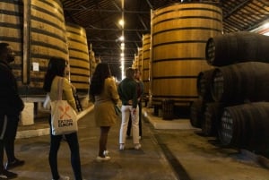 Porto: Excursão a pé para degustação de alimentos e vinhos com a Cave do Vinho do Porto