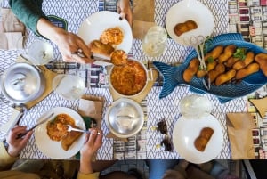 Porto: Excursão a pé para degustação de alimentos e vinhos com a Cave do Vinho do Porto