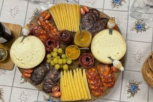 Portugalilainen viininmaistelu ja paikallisen juuston ja leikkelteiden paritus