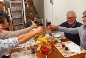 Portugalilainen viininmaistelu ja paikallisen juuston ja leikkelteiden paritus