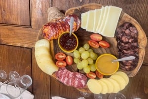 Portugalilainen viininmaistelu ja paikallisen juuston ja leikkelteiden paritus