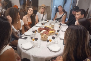 Portugalilainen viininmaistelu ja paikallisen juuston ja leikkelteiden paritus