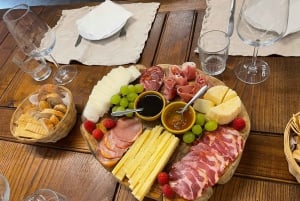 Portugalilainen viininmaistelu ja paikallisen juuston ja leikkelteiden paritus