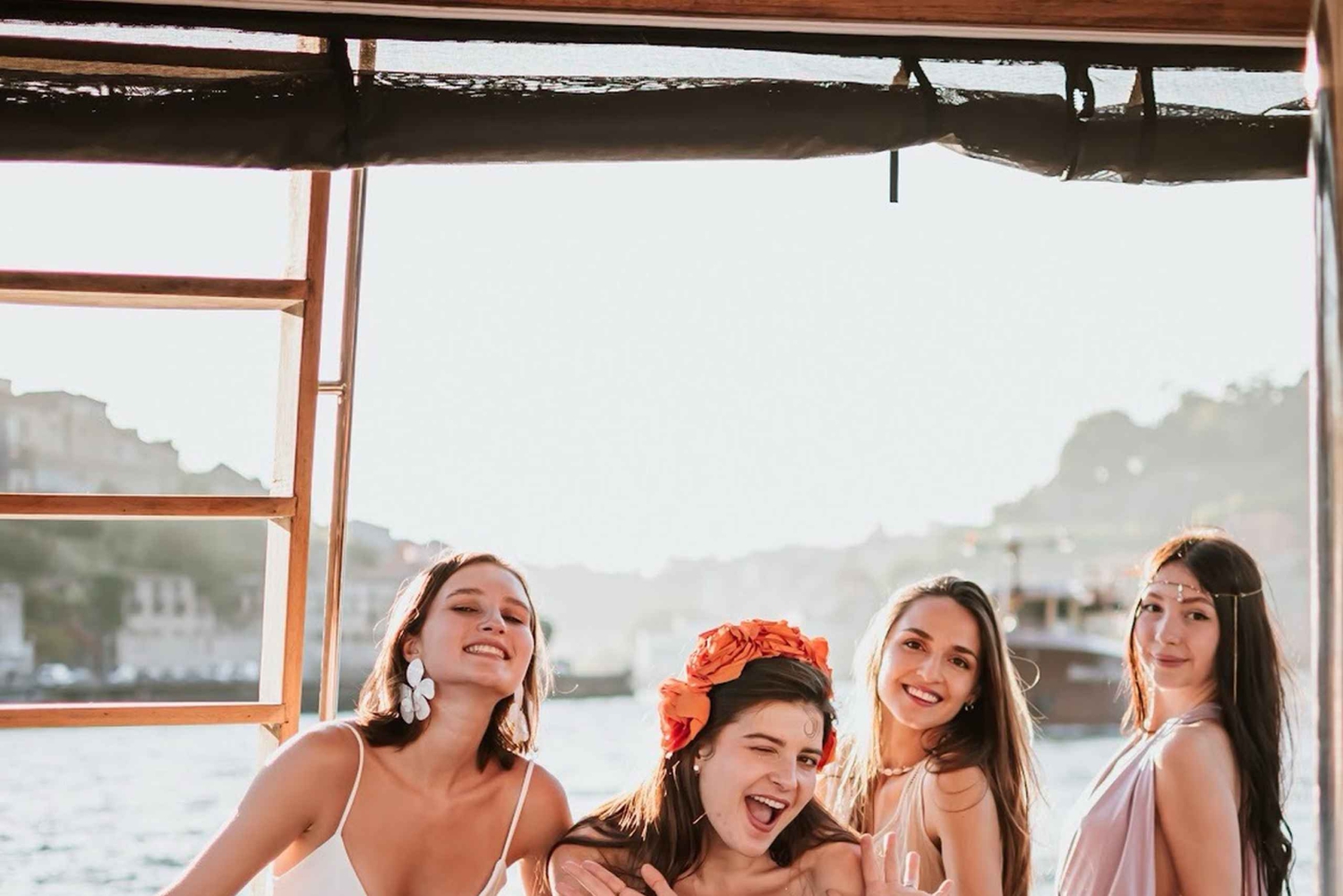 Navega por el río Duero en un yate de madera de los años 30