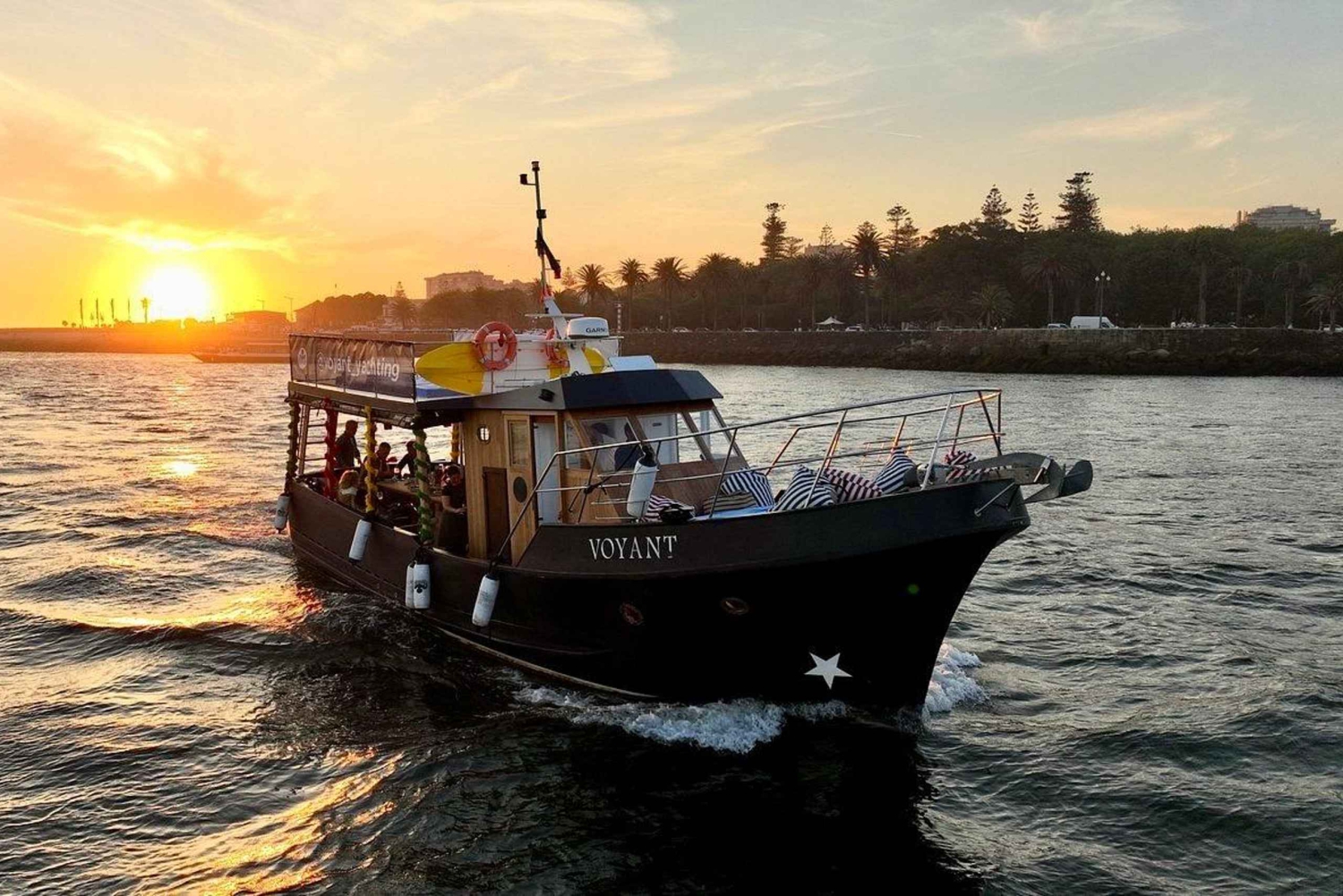 Navega por el río Duero en un yate de madera de los años 30