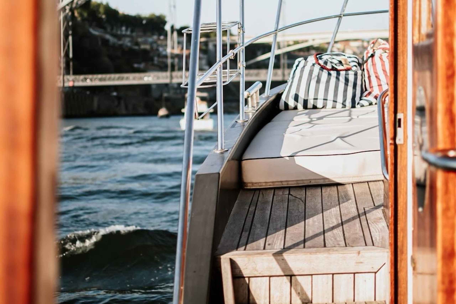 Navega por el río Duero en un yate de madera de los años 30