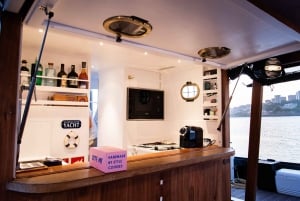 Privat tur på Dourofloden med en träyacht från 1930-talet