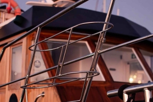 Navega por el río Duero en un yate de madera de los años 30