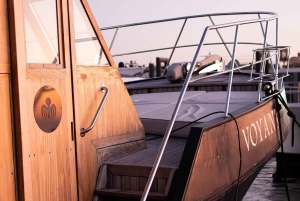 Navega por el río Duero en un yate de madera de los años 30