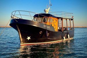 Navega por el río Duero en un yate de madera de los años 30