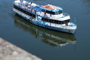 Régua : dégustation de vin dans une ferme, déjeuner traditionnel, croisière et train