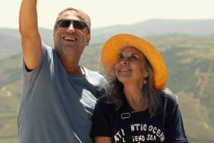 Régua: Vinprovning på en gård, traditionell lunch, kryssning och tåg
