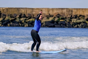 Porto: lezioni di surf con trasferimento alla Porto Surf School