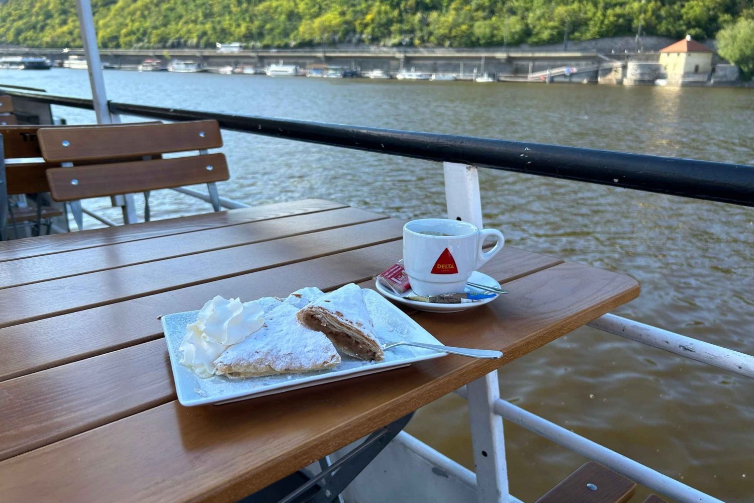 1 hour boat cruise with fragrant coffee and homemade strudel