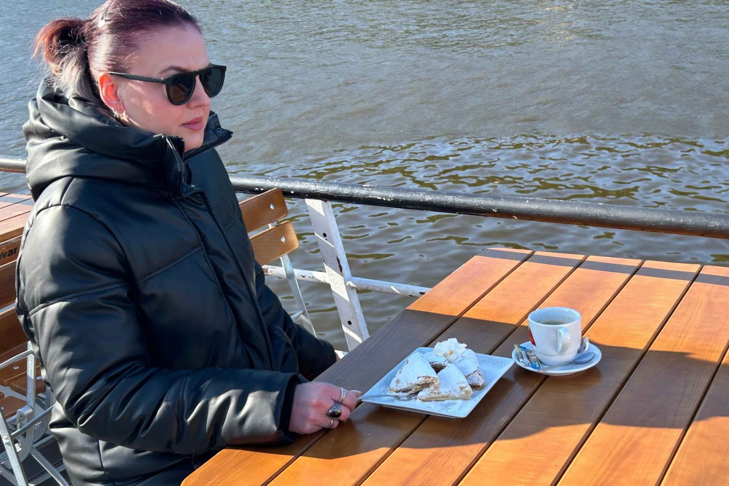 1 hour boat cruise with fragrant coffee and homemade strudel