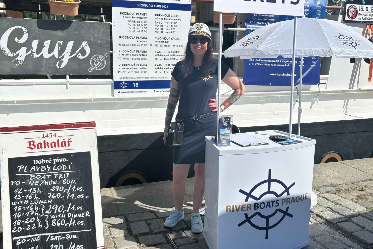 1 hour boat cruise with fragrant coffee and homemade strudel