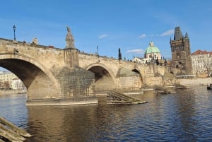 Prague: 2-Hour Historic Boat Cruise with Delicious Lunch