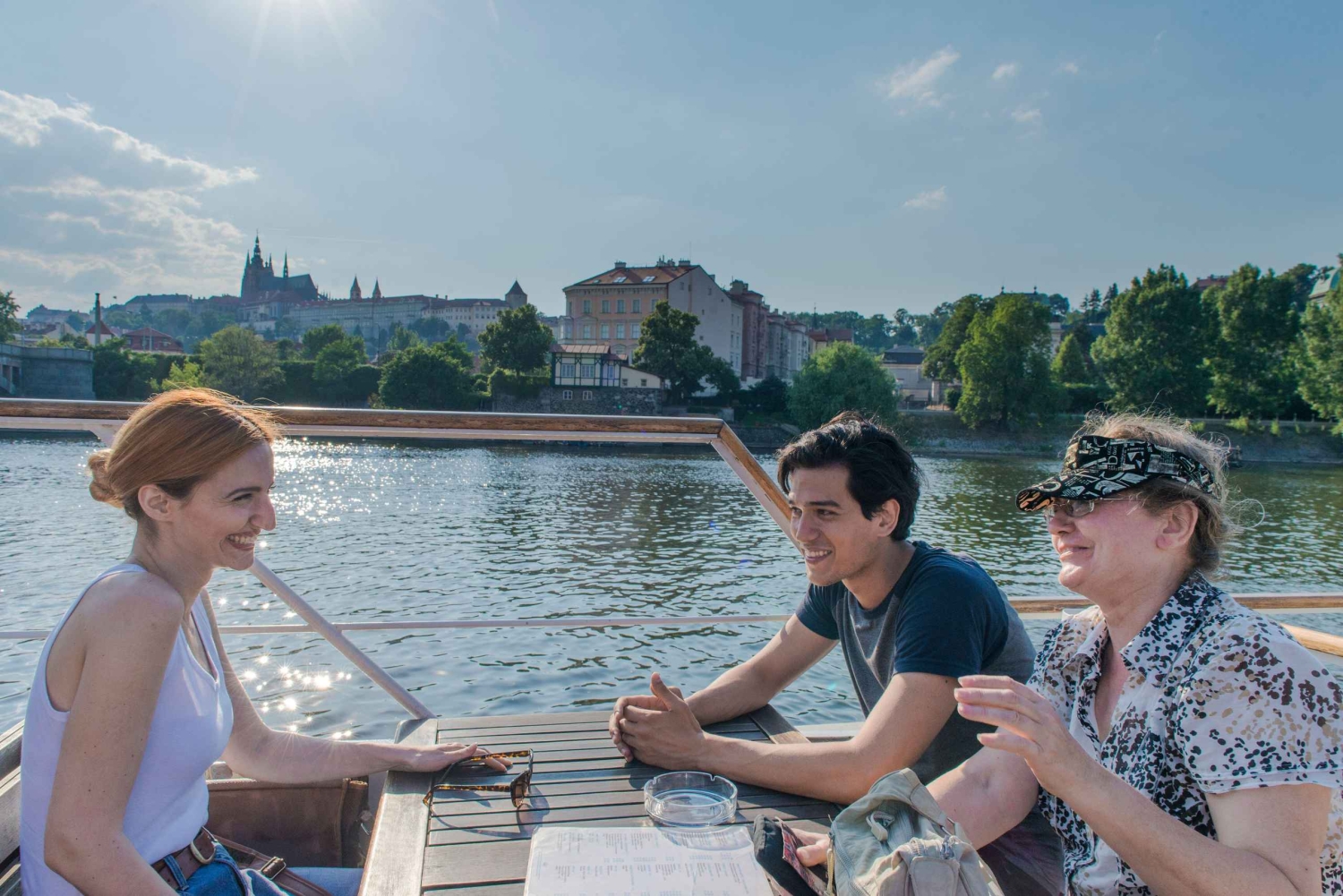 プラハ市内観光 HOHOバス、キャッスルツアー＋リバークルーズ