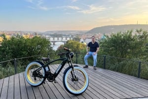 Praga Viewpoints & Historical Ebike Tour