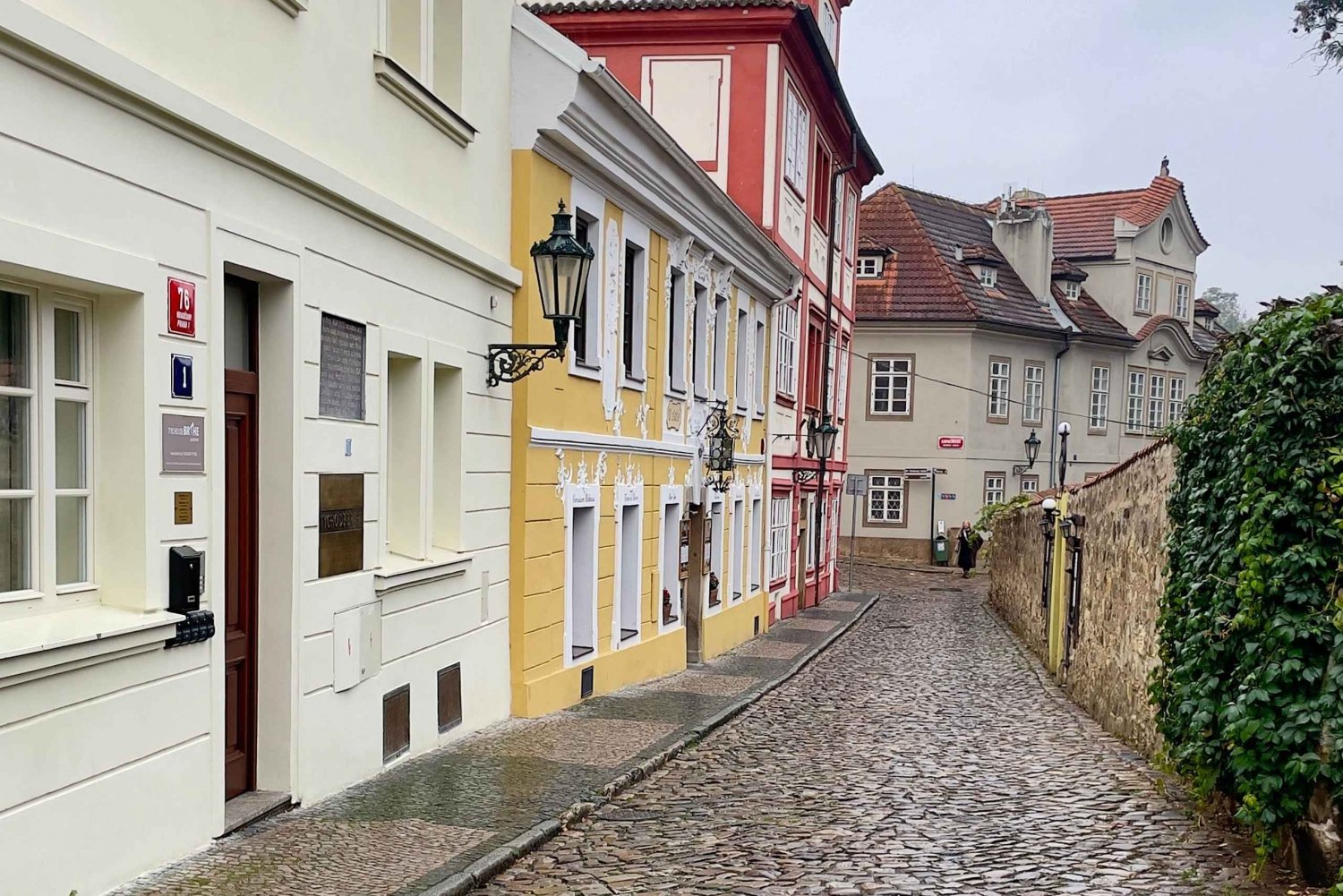 Complete Prague Castle Tour in Spanish. Entrance Fees Included