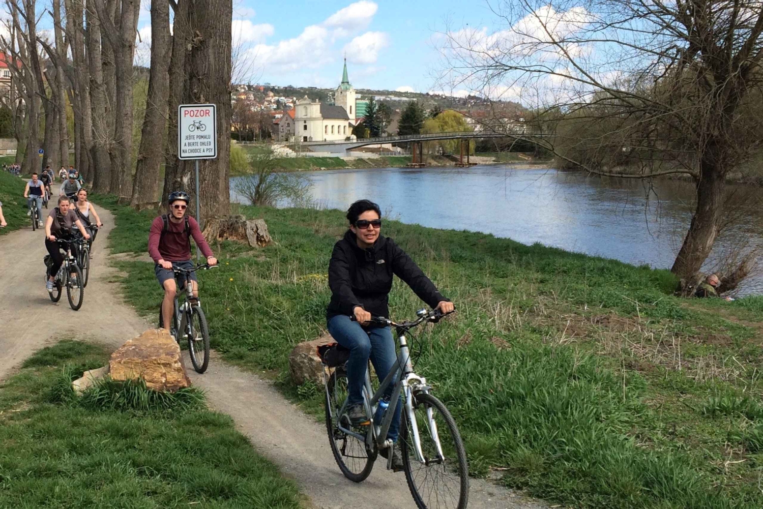 プラハからカルルシュタイン城までの田舎の自転車ツアー