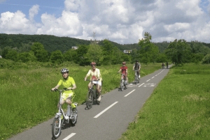 プラハからカルルシュタイン城までの田舎の自転車ツアー