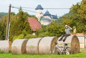 プラハからカルルシュタイン城までの田舎の自転車ツアー