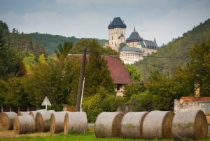 Tour de campagne en vélo électrique jusqu'au château de Karlstejn