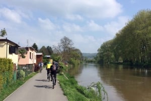 Tour de campagne en vélo électrique jusqu'au château de Karlstejn