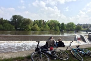 Tour de campagne en vélo électrique jusqu'au château de Karlstejn