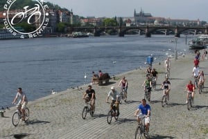 Tour de campagne en vélo électrique jusqu'au château de Karlstejn