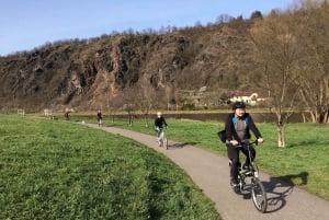Tour de campagne en vélo électrique jusqu'au château de Karlstejn