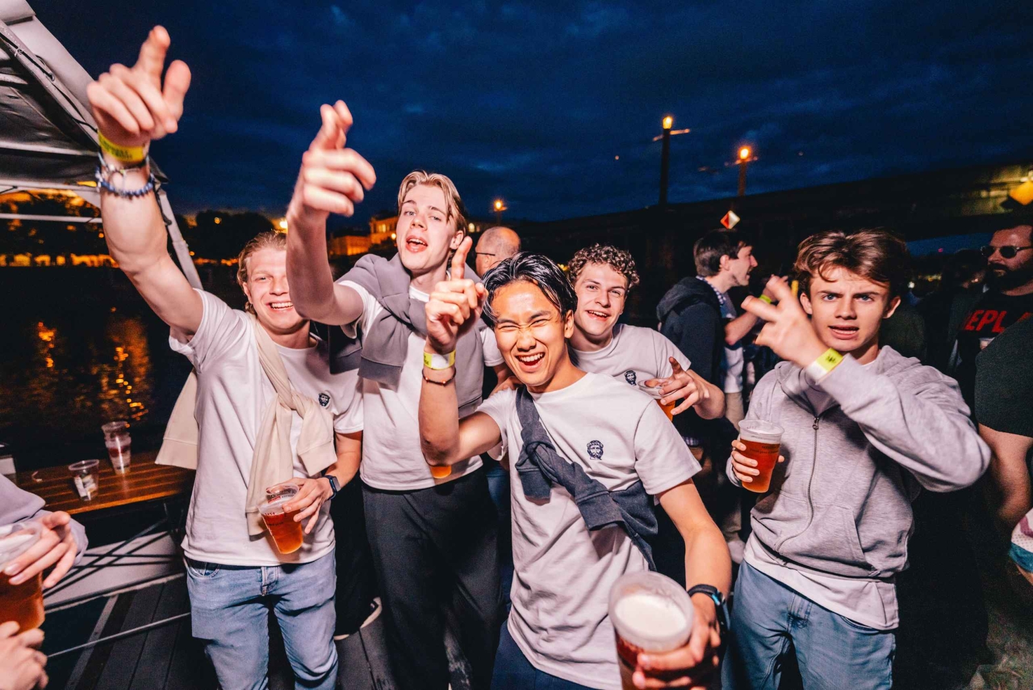 Fiesta en barco Drunken Monkey Praga: barra libre, DJ y la mejor discoteca