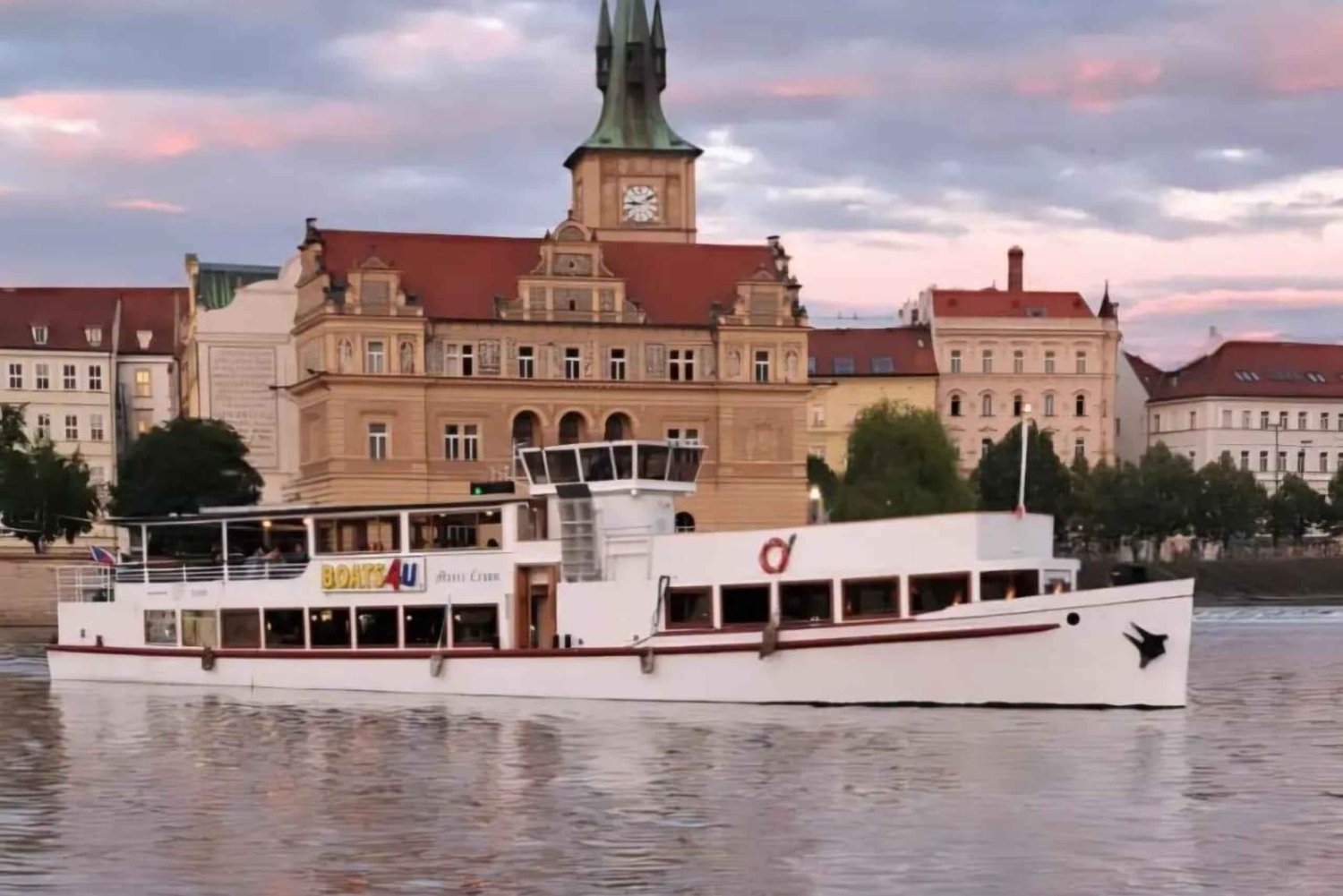Evening cruise through Prague with 3-course served menu
