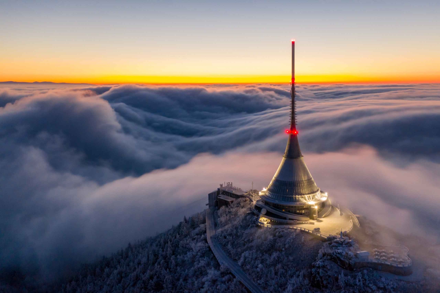 Da Praga: tour guidato con le ciaspole con vista sulle montagne