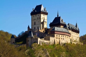 Von Prag: Schloss Karlstein Ticket ohne Anstehen und Tour