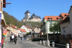 Von Prag: Schloss Karlstein Ticket ohne Anstehen und Tour